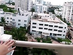 naughty petite japanese sobrino zeigt körper auf dem dach