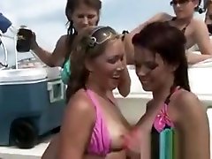 成人裸体电影两个温暖的女孩享受赤裸裸的在海边