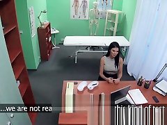 médico fakehospital folla sobre un escritorio a una actriz porno en una clínica privada