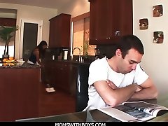 MomsWithBoys - MILF sma digrebek Laurie Vargas Anal Fucks Young Cock