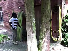 जर्मन एमआईएलए कौगर टीना बगीचे में विशाल काले लड़के बकवास के साथ छेड़खानी