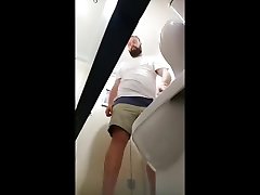 szpiegostwo mężczyźni ślinią się w toaletach