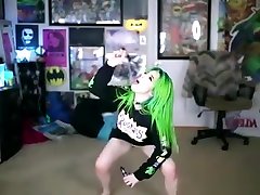 camgirl ado aux cheveux verts posant sur webcam