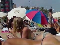 偷窥赤裸上身的业余的间谍海滩的视频