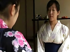 日本女孩惩罚她的妈妈