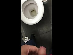 सार्वजनिक शौचालय पर एक गड़बड़ कर रही है