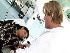 lekarz pieprzy swoje seksualne klientkę