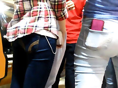 4 adolescenti ragazze del college culi stretti in jeans uncut cock rubbing nascosta