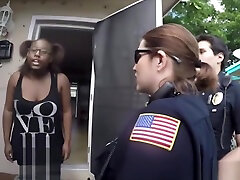 черный парень любит трахать двух распутных женщин - полицейских в униформе