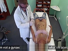 врач трахает горячий татуированный мамаша