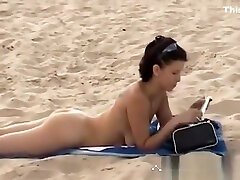 नग्न समुद्र तट पर किशोर लड़कियों