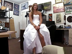 Babe sells her wedding dress and plowed by pawn keeper
