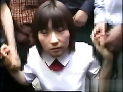 प्यारा जापानी लड़की सार्वजनिक में करता है