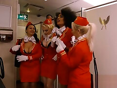 murzyn stewardessa pieprzy się ze zboczeńcem człowiekiem w publicznej toalecie