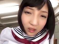 une écolière asiatique sexy reçoit sa muff mouillée et serrée