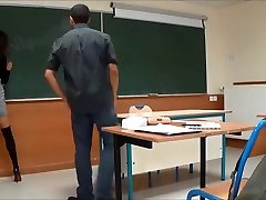 nauczyciel matematyki wygłupia się z seksowną studentką podczas prywatnych lekcji