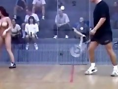 Public chica rubia en gimnasio Racquetball