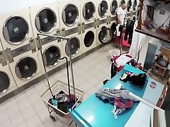 annika eve-latina consigue elevarse en laundromat