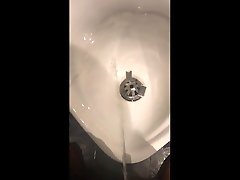 chaotisch pissen in pub toilette
