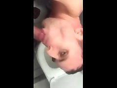 mark woodhead che succhia il cazzo in un bagno