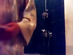 24 یو سبزه با الاغ خوب گرفتار شده توسط دوربین forcing maid ro fuck در حمام