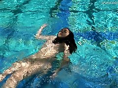 Spanish hottie with nice juicy titties Diana Rius swims in the pool in erotic mode