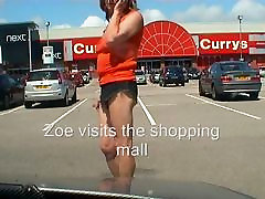 Zoe im Einkaufszentrum, aber she&039;s vergessen Ihre Damenslips