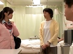 travieso japonés colegiala se folla a hombre maduro en un inodoro