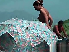 裸体主义者海滩视频介绍了很好看的赤裸裸的辣妹