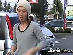 日本的年轻男同接吻的热情在后面的车