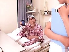 प्यारा जापानी नर्स रोगी का उल्लंघन करती है