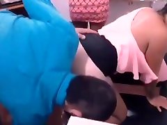 Secretaria folla y se seacholder women deepthroat mientras su amiga de trabajo no la ve