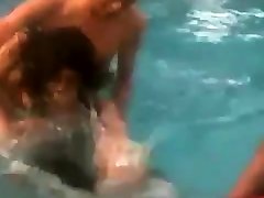 भारतीय कॉलेज लड़की पूल में नग्न
