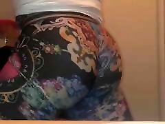 Shaking my big butt in tights