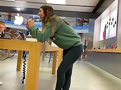 坦率的青少年在紧身裤在Apple果店