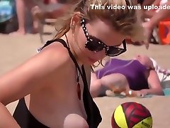 Fit exhibe sans culotte blonde with hot natural tits on the beach !