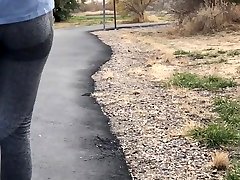 у девушки, гуляющей с собакой, есть покачивающаяся задница нюхатель тампонов из моих других видео