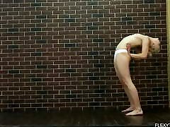 热青少年的女孩做体操赤裸裸的多拉Tornaszkova
