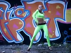 amazingly fuckj taxi redhead dancergirl dances to some clubmusic