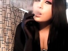 goth chick fuma molto sexy