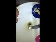 sink pissing 18 in taxi 4