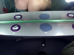 सींग का खूबसूरत लड़की के साथ ट्रेन में रियल सार्वजनिक सेक्स