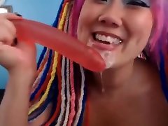 una puttana asiatica piena di buchi si fotte un dildo enorme e si scopa la figa