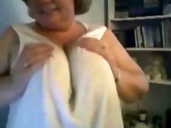 Mature jojo vibe playing with her boobs on webcam