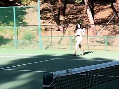 लेस्बियन किशोर फॉक्स नग्न टेनिस खेल रहे हैं और चाट