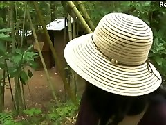 asiático japonés karen ka milf follar con mendigo en el bosque inodoro