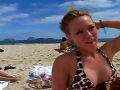 रियो में समुद्र तट पर हिलेरी गूंथा हुआ आटा