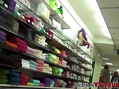जापानी लड़की छिपे हुए कैमरे पर खुद को खुशी के लिए खिलौने का उपयोग करता है