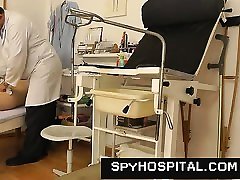 spy cam set-up en la ginecomastia check-up habitación
