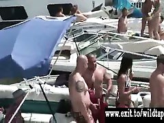 publiczna nagość i seks na imprezie nad wodą